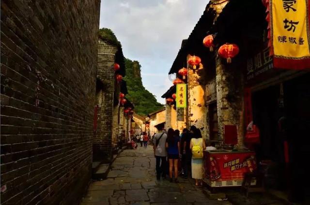 杨紫拍“荡秋千”戏为啥只露上半身?看到全景照,满屏都是尴尬